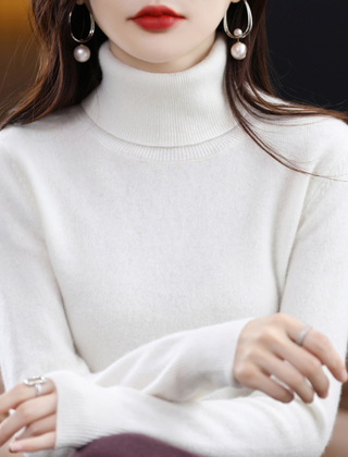 Women’s Cashmere-Blend Slim Turtleneck Sweater in White