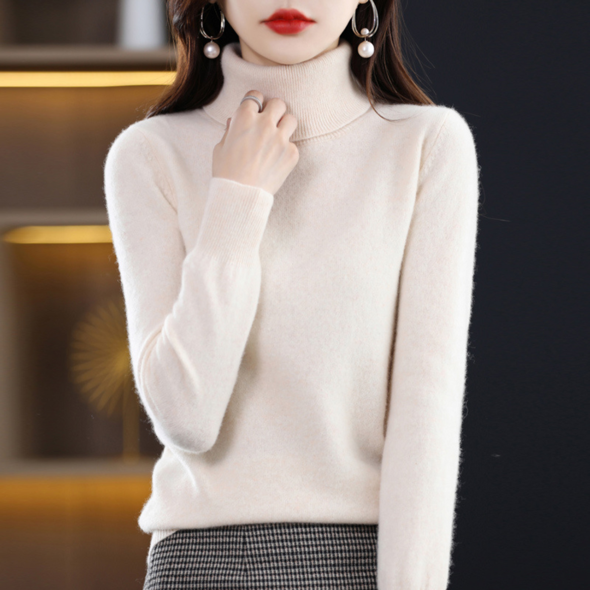 Women’s Cashmere-Blend Slim Turtleneck Sweater in Cream